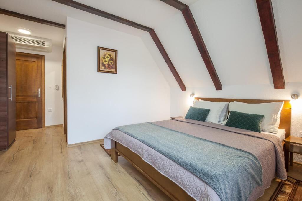 Spacious attic room with double bed - Rooms Imperial House